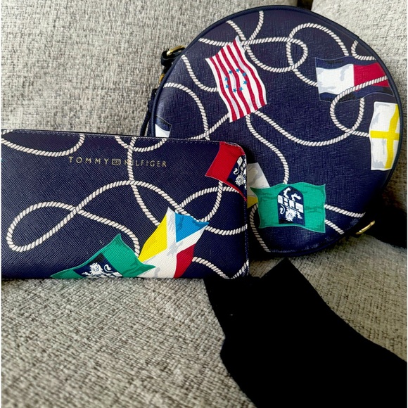 Tommy Hilfiger matching round crossbody bag and long wallet - Picture 2 of 12